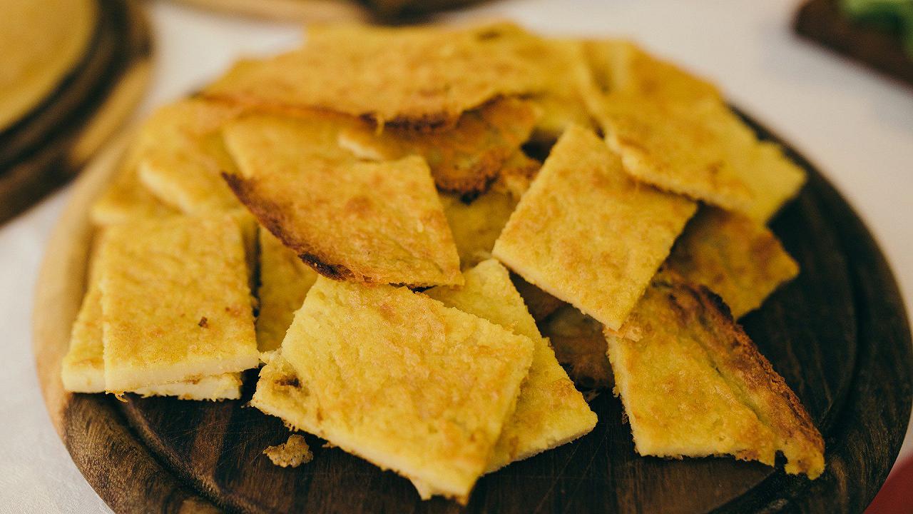 Panelle siciliane, la ricetta a base di farina di ceci usata come surrogato del pesce fritto
