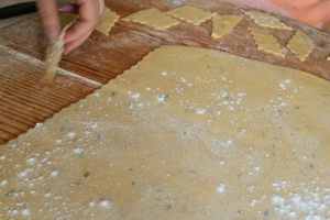 panelle stese su tagliere e tagliate a losanghe