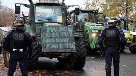 Pesticidi, in Francia scoppiano le proteste degli agricoltori: Parigi è invasa dai trattori