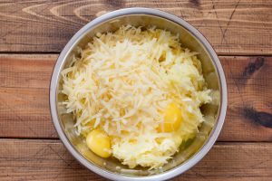 patate formaggio e uova in una ciotola