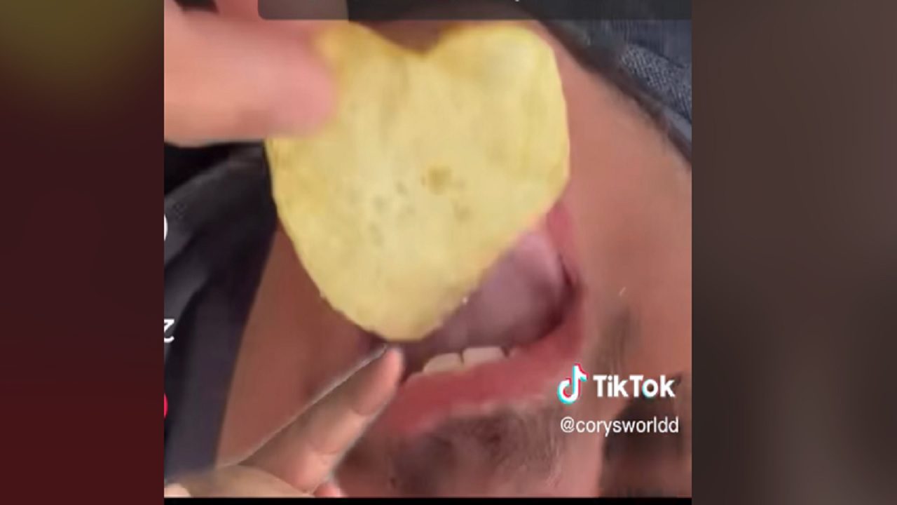 Patatine: TikToker ne mangia per errore una a forma di cuore del valore di 100mila sterline