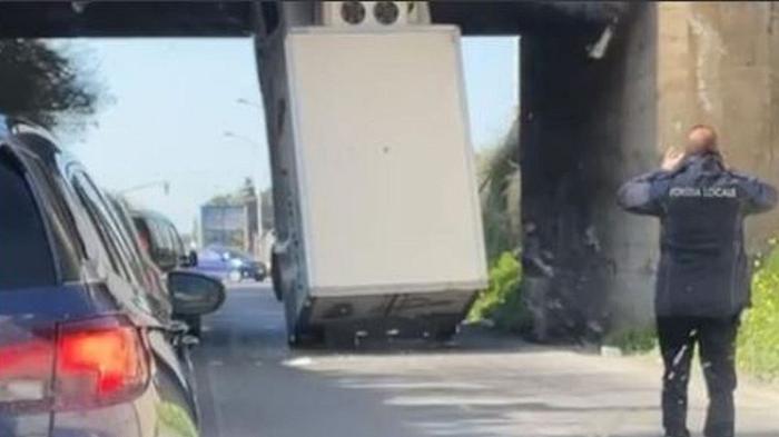 Furgone del latte ribaltato a Ragusa: ma come caspita ha fatto?