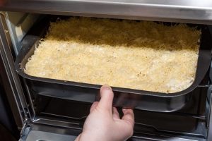 teglia delle lasagne al pesto messa in forno