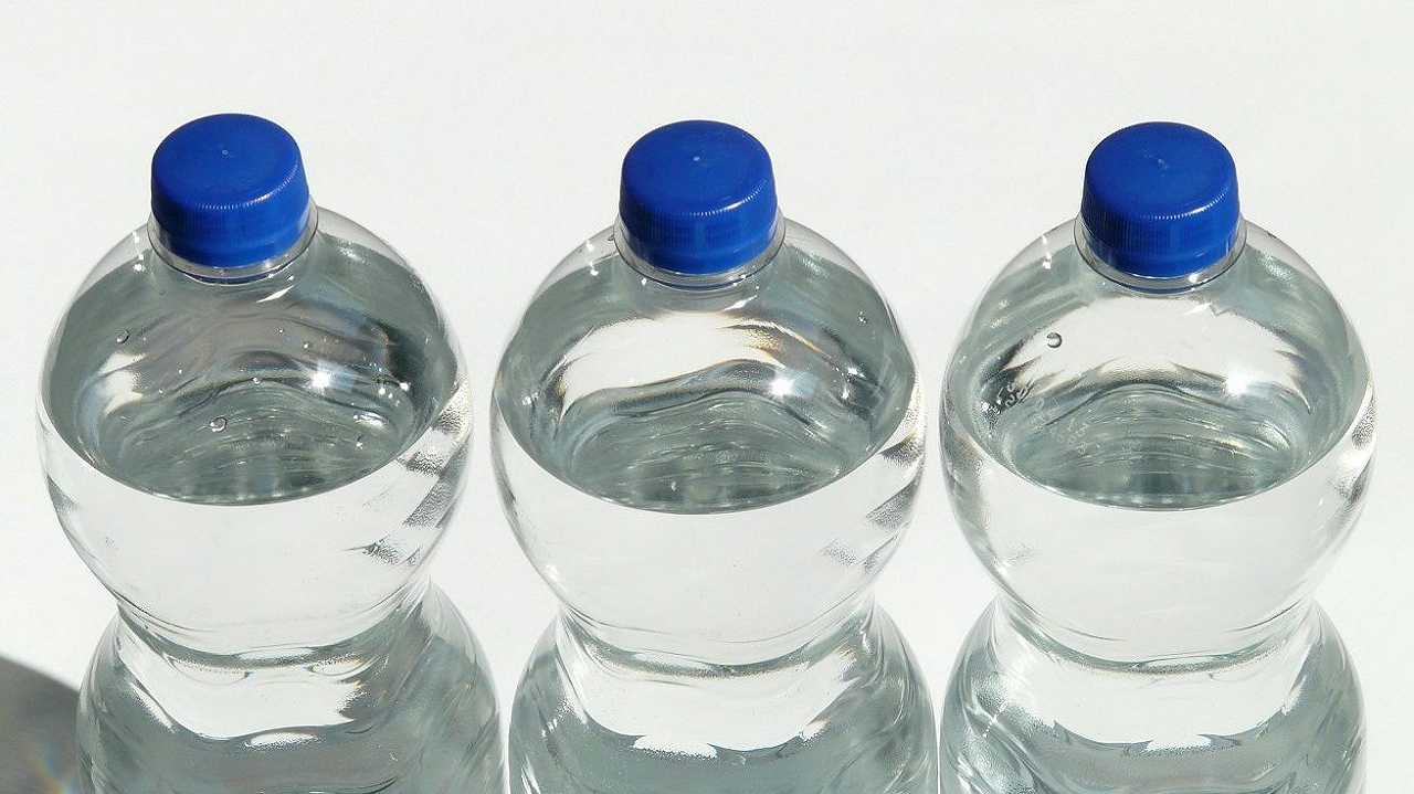 Acqua in bottiglia, uno studio dell’ONU porta alla luce i problemi dell’industria