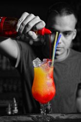 aggiunta della granatina al tequila sunrise