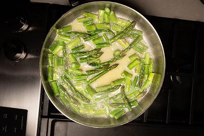 cuocete gli asparagi