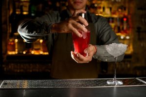 barman che shakera il bloody mary