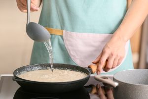 brodo aggiunto al risotto in cottura