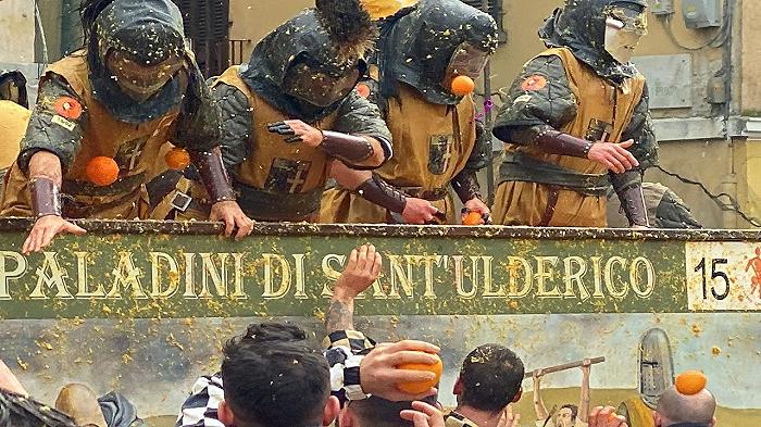 Carnevale di Ivrea, l’accusa del New York Times: “Sprecate le arance”