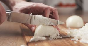 cipolla tritata sul tagliere