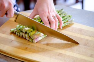coltello che taglia la parte coriacea degli asparagi