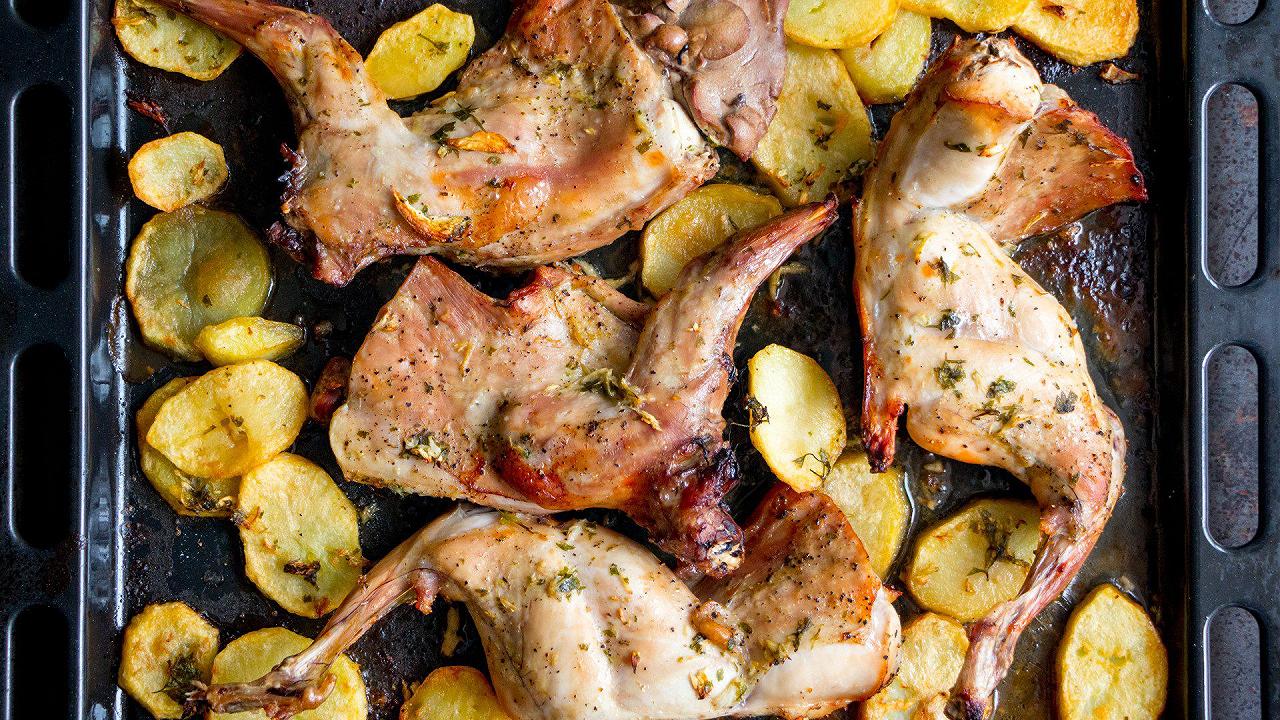 Coniglio al forno con patate, la ricetta per farlo morbido