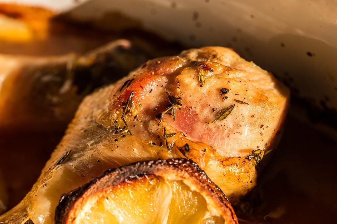 Cosce di pollo in padella, la ricetta per preparare cosce croccanti e gustose