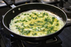 frittata asparagi e patate in cottura