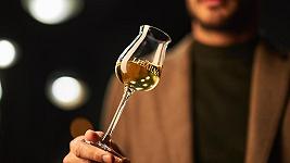 Grappa: la bevono più le donne, in barba al soft drinking