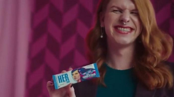 Hershey: pioggia di critiche per lo spot delle barrette con una donna trans