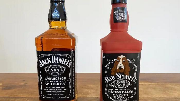 Jack Daniel’s sta facendo causa a un giocattolo per cani