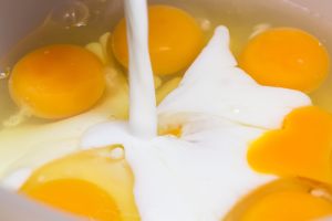 latte versato nelle uova