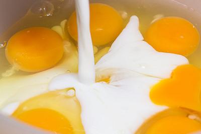 Sbattete le uova con latte e formaggio