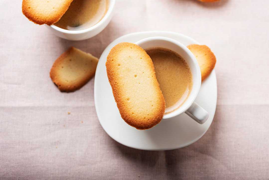 Lingue di gatto, la ricetta originale dei biscotti al burro sottili e croccanti