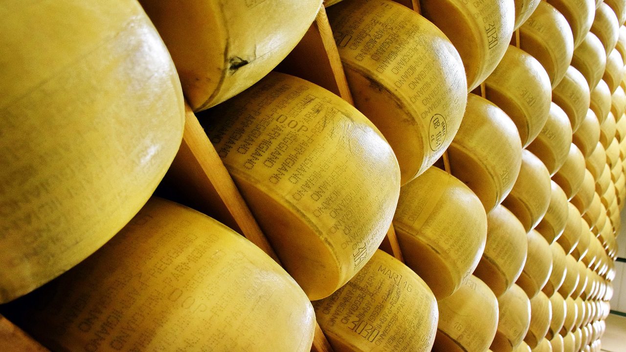 Il Parmigiano Reggiano combatte i falsi grazie a microchip edibili
