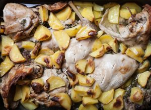 patate e coniglio nella teglia del forno