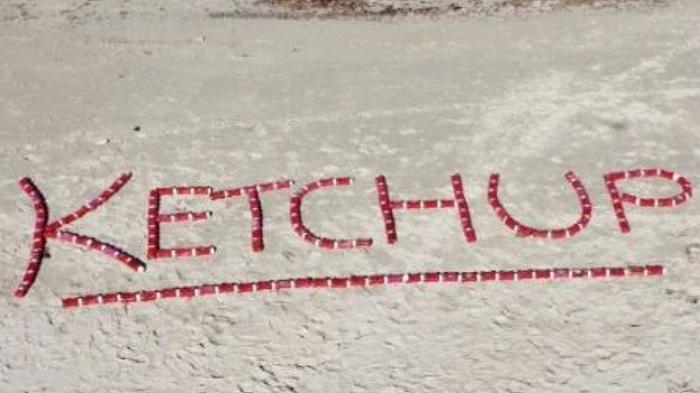 Puglia, le spiagge sono invase da bottiglie di ketchup, e non si sa perché