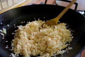 riso e cipolla tostati in padella