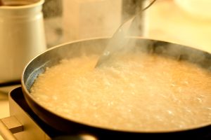 risotto al curry in cottura