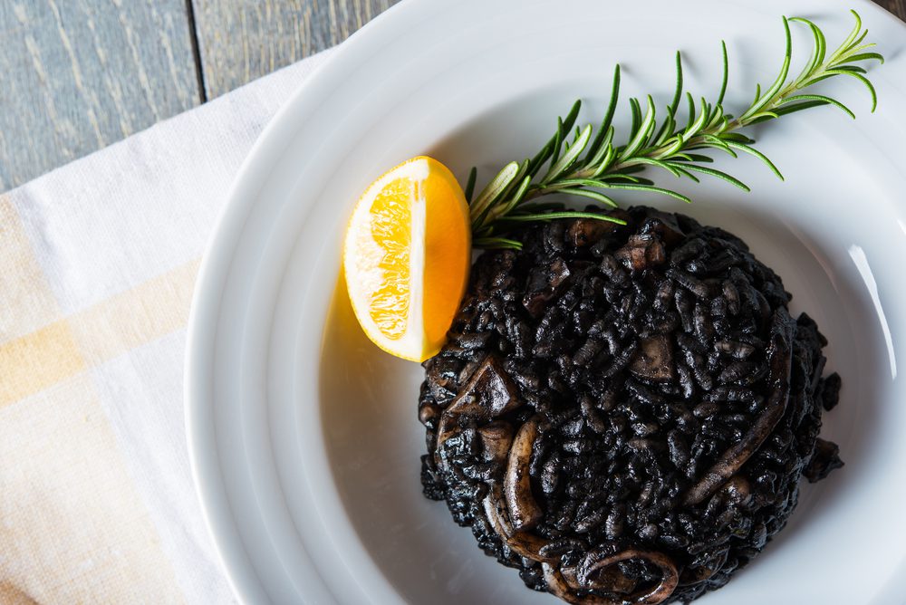 Risotto al nero di seppia, una ricetta che ha i confini della