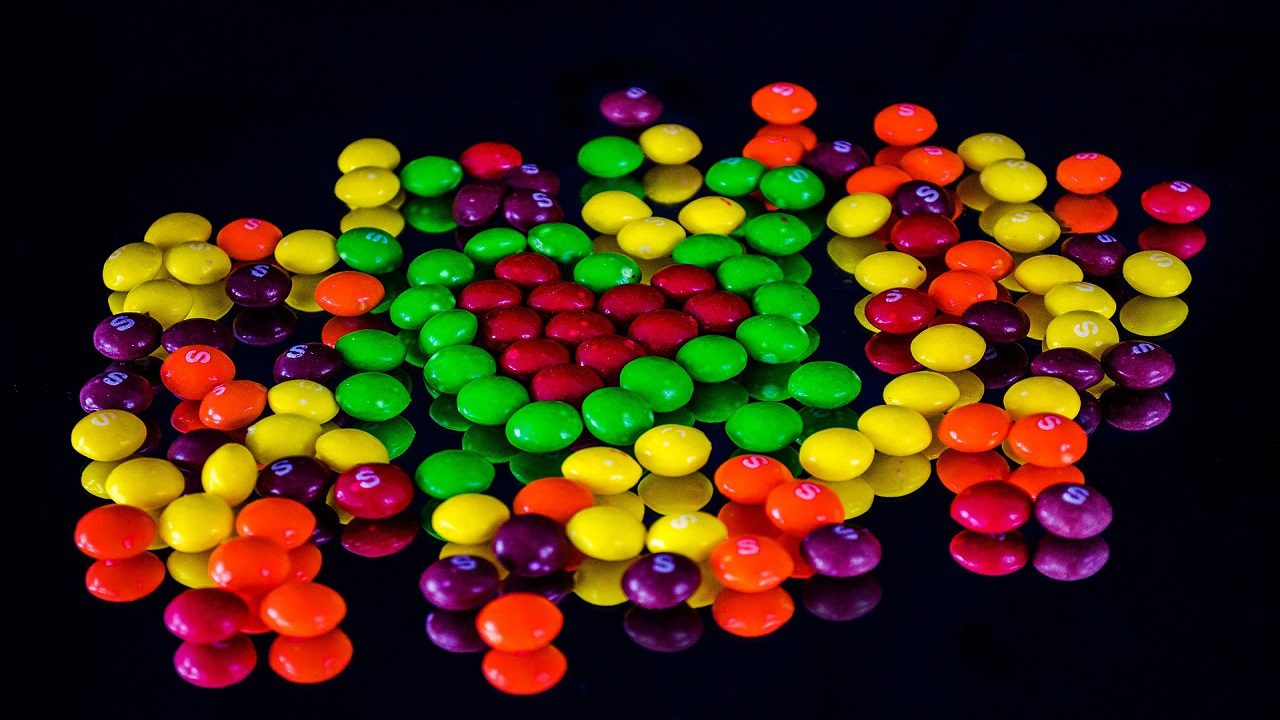 Caramelle Skittles: in California una nuova legge potrebbe vietarle