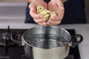 tortellini messi a cuocere in acqua bollente