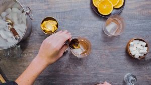 whisky aggiunto al bicchiere dell'old fashioned