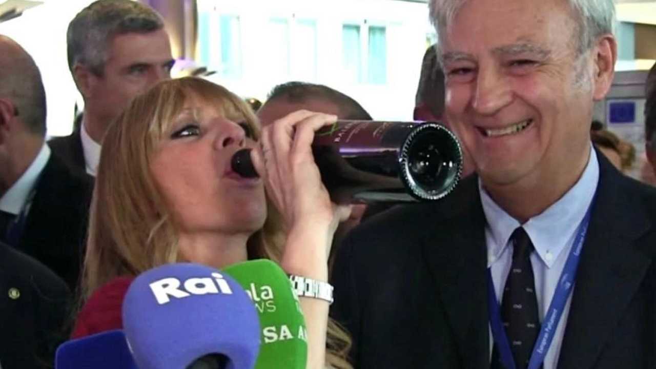 Alessandra Mussolini si attacca alla bottiglia in difesa del vino italiano