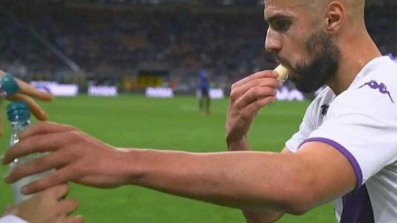 Ramadan: Amrabat mangia una banana in campo durante Inter-Fiorentina