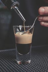 baileys versato nel bicchiere del b52