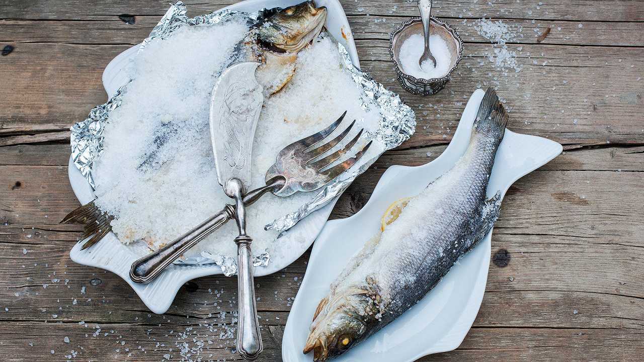 Branzino al sale, la ricetta per chi non sa cucinare il pesce
