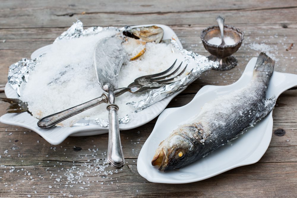 Branzino al sale, la ricetta per chi non sa cucinare il pesce