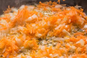 carote e cipolla stufate in padella