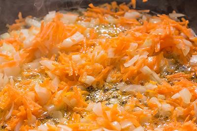 Stufate la carota e la cipolla