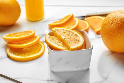 Decorate il bicchiere con una fetta di arancia