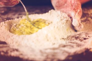 impasto di farina e uova mescolato con la forchetta