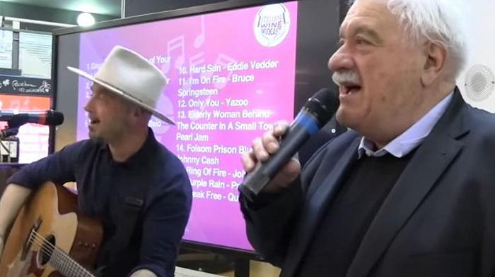 Vinitaly 2023: Joe Bastianich e Attilio Scienza cantano “Bella ciao”
