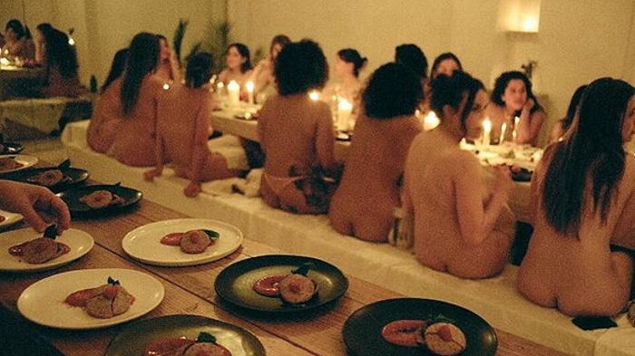 New York, la nuova moda è la cena nudi tra completi sconosciuti