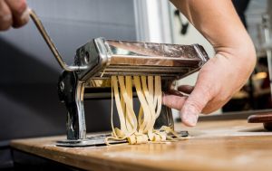 nonna papera che taglia le pappardelle