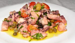 polpo condito con olive, capperi, prezzemolo e olio