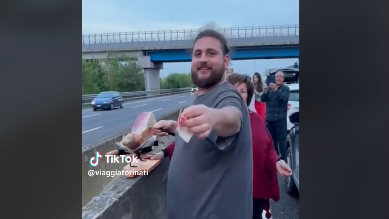 Bologna: chef affetta e distribuisce prosciutto agli automobilisti bloccati in autostrada