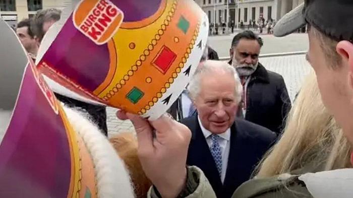 Re Carlo rifiuta la corona di Burger King (e il titolo di re degli hamburger)