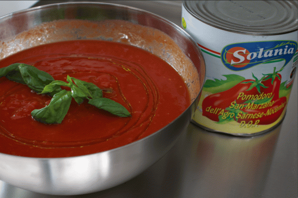 Come condire la salsa di pomodoro per la pizza