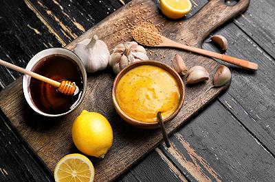 Preparate la marinata di senape, miele e limone